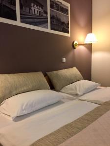 Łóżko lub łóżka w pokoju w obiekcie Hotel Leonardo