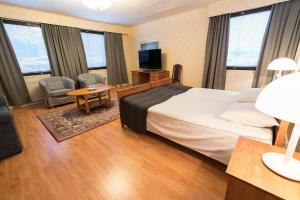 ein Hotelzimmer mit einem Bett, einem Schreibtisch und einem Stuhl in der Unterkunft Hotel Kievari in Ylitornio