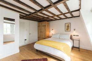 ロンドンにあるALTIDO Spacious & Chic flat in Angelのベッドルーム1室(大型ベッド1台、黄色い毛布付)
