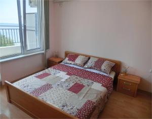 une chambre avec un lit avec une couette dessus dans l'établissement Sea View apartment, Panorama, Pools and beach, Sveti Vlas, à Sveti Vlas 27 autres photos