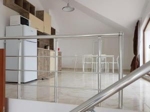 A kitchen or kitchenette at Villa Ilchev