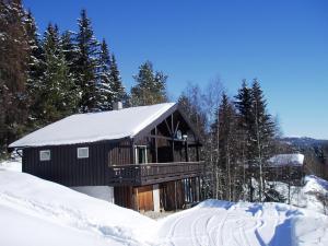 una cabina nella neve con alberi innevati di Hogstul Hytter - Apartment North a Tuddal