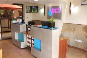 un ristorante con bancone e pianta in vaso di 67 Airport Hotel Nairobi a Nairobi