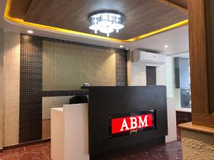 TV a/nebo společenská místnost v ubytování ABM Express Inn