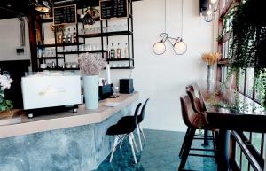 eine Bar mit Stühlen und einem Tisch in einem Zimmer in der Unterkunft LeMae Residence เลอเม เรสซิเดนซ์ อำเภอเขาย้อย เพชรบุรี in Ban Huai Krathaek