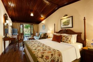 Postel nebo postele na pokoji v ubytování The Naini Retreat, Nainital by Leisure Hotels