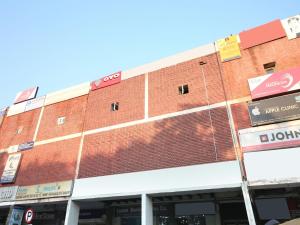 ein rotes Backsteingebäude mit Schildern davor in der Unterkunft Hotel City Plaza 7 in Chandīgarh