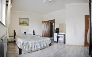 Una cama o camas en una habitación de Family Hotel