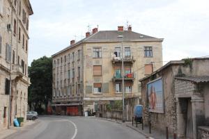 an old building on the side of a street at Apartment R&M Pula in Pula