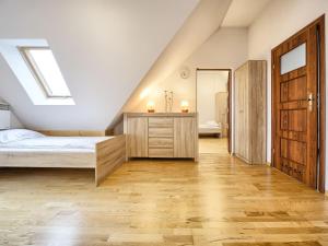 sypialnia na poddaszu z łóżkiem i oknem w obiekcie VisitZakopane - Mount Everest Apartment w Zakopanem +3 zdjęcia