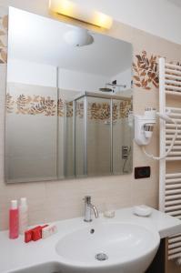 Et badeværelse på Residence Marisol Camere & Appartamenti - Mezzana Centre