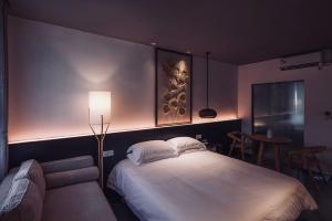 Rúm í herbergi á Huizhou Xilin West Lake Boutique Hotel