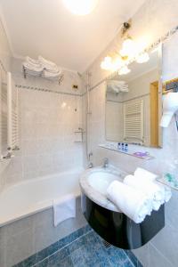 een badkamer met een bad en een wastafel bij Hotel Pantalon in Venetië