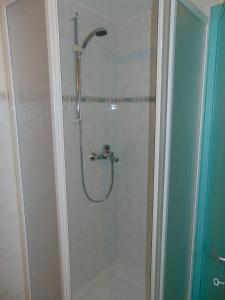 y baño con ducha y puerta de cristal. en L'Antico Borgo, en Fornaci di Barga