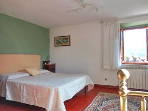 1 dormitorio con cama y ventana en L'Antico Borgo, en Fornaci di Barga