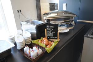 - un comptoir avec des œufs et un panier de nourriture dans l'établissement Jägermayrhof, à Linz