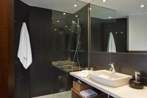 een badkamer met een wastafel en een spiegel bij Hotel Villa Emilia in Barcelona