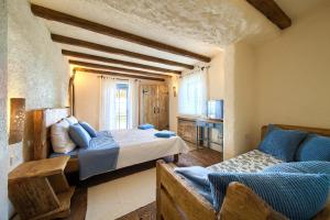 Postel nebo postele na pokoji v ubytování HERITAGE Villa AQUAMARINE + 37 fotografií