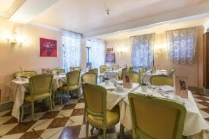 a dining room table with chairs and tables at Hotel Pantalon in Venice