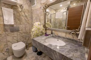 Vonios kambarys apgyvendinimo įstaigoje Andalouse Suite Hotel