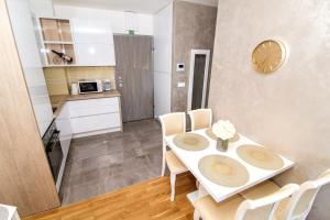 Kuchyň nebo kuchyňský kout v ubytování Luxury Apartment Sweet Dreams