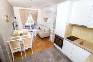 Kuchyň nebo kuchyňský kout v ubytování Luxury Apartment Sweet Dreams
