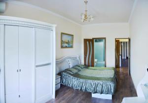 Una cama o camas en una habitación de Family Hotel