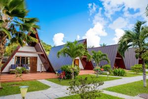 拉迪格島的住宿－拉迪格島飯店，前面有棕榈树的房子