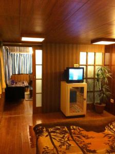 TV i/ili multimedijalni sistem u objektu Hotel Mohit