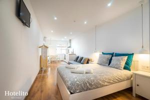 um quarto com uma cama grande e uma sala de estar em Hotelito Boutique Mercat em L'Hospitalet de Llobregat