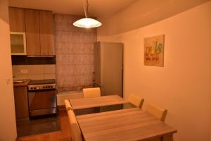 una pequeña cocina con mesa y nevera en Ferhadija Luxury Apartment, en Sarajevo