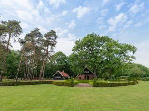 una casa en medio de un gran campo de hierba en Country house in nature en Oldenzaal