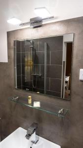 einen Spiegel über einem Waschbecken im Bad in der Unterkunft Hotel Skada City Cölln in Köln