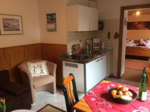 eine Küche mit einem Tisch und einer Obstschale darauf in der Unterkunft Ferienwohnung Dietlinde in Bad Blankenburg