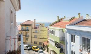 - une vue sur une ville avec des bâtiments et des voitures dans l'établissement Happy Days, à Lisbonne