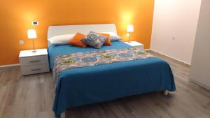 ミラッツォにあるB&B Micuccoのベッドルーム1室(青いシーツと枕のベッド1台付)