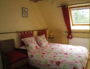 a bedroom with a bed and a window at La Vallée des Trois Monts in Saint-Sylvestre-Cappel
