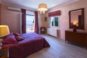 Postel nebo postele na pokoji v ubytování Villa Larisa + 28 fotografií