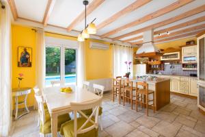 Kuchyň nebo kuchyňský kout v ubytování Villa Larisa