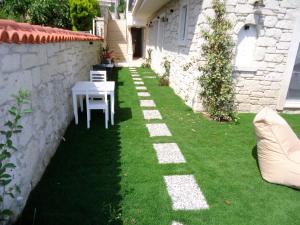 a small garden with a table and a chair at Grand Alaçatı Butik Hotel in Alaçatı