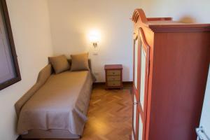 シラクーサにあるVilla Giuliaの小さなベッドルーム(ベッド1台、ドレッサー付)