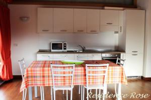 A kitchen or kitchenette at Residence Rose