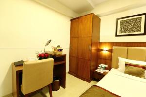 Postel nebo postele na pokoji v ubytování The Altruist Business Hotel Andheri