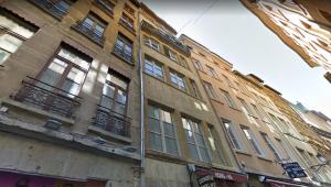 un edificio con muchas ventanas a un lado. en 3e secret en plein coeur du Vieux Lyon, en Lyon