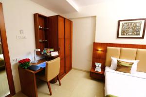 Postel nebo postele na pokoji v ubytování The Altruist Business Hotel Andheri