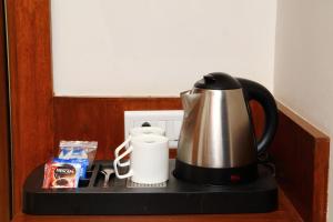 Příslušenství pro přípravu čaje a kávy v ubytování The Altruist Business Hotel Andheri