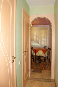ヤロスラヴリにあるАпартаменты на Республиканскойのテーブル付きの部屋、ダイニングルーム(テーブル、椅子付)