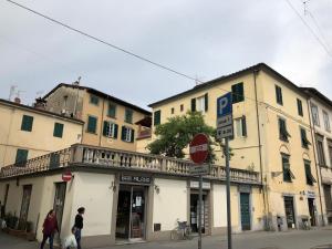 ルッカにあるVia Vittorio Emanuele 60の通りの看板を持つ二棟の建物