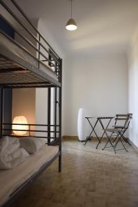 מיטה או מיטות קומותיים בחדר ב-Villa Eugénie
