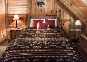 Кровать или кровати в номере Sequoyah